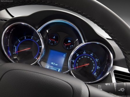 Chevrolet Cruze 2013: панель приборов