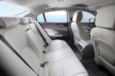 Jaguar XE 2015: интерьер