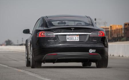Tesla Model S вид сзади