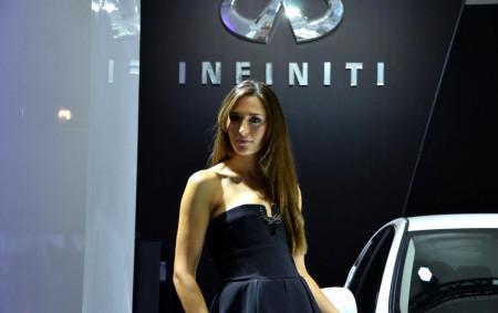 модель, представляющая Infiniti на автосалоне во Франкфурте 2013