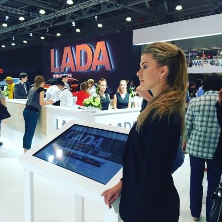 Девушка LADA на Московском автосалоне 2016
