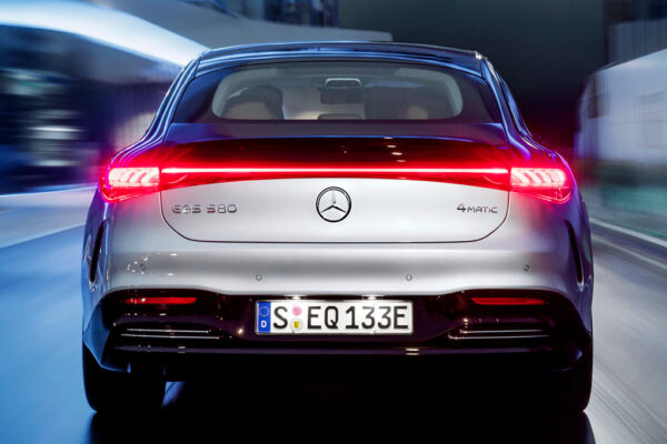 Mercedes EQS - вид сзади