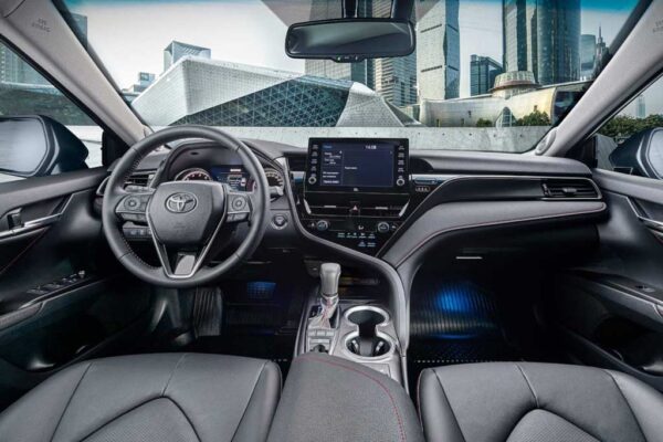 Toyota Camry 2021 - салон